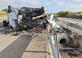 La furgoneta quedó completamente destrozada.
