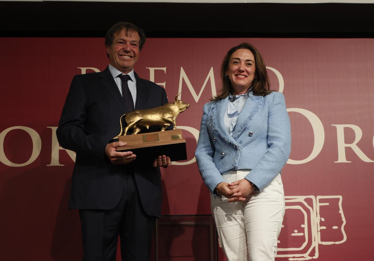 Justo Hernández recibe el premio a manos de María González Corral.