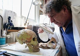 El forense Arturo Cruz Corral observa el cráneo del esqueleto hallado en las obras del Casino.