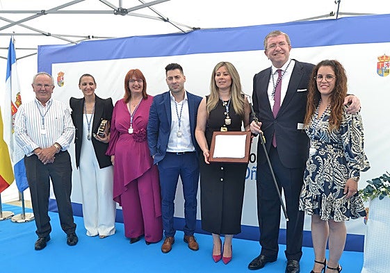 La actual Corporación Municipal, junto con el homenajeado, segundo por la derecha, Isidoro Alanís.