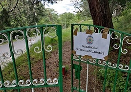 Cartel instalado en el acceso al Sagrado Corazón de Béjar advirtiendo de la presencia de una hembra con crías.