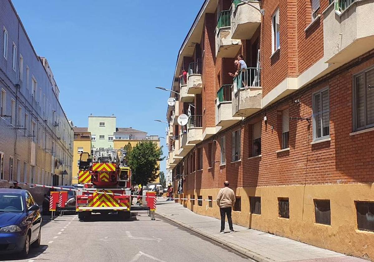 Gran movilización de los Bomberos de la Diputación por un incendio en una vivienda de Santa Marta con una persona atrapada