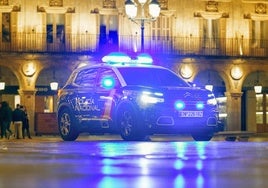 Una patrulla policial en la Plaza Mayor.
