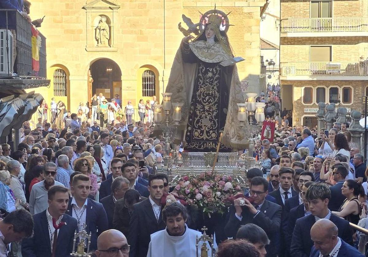 Histórica y multitudinaria salida extraordinaria de Santa Teresa