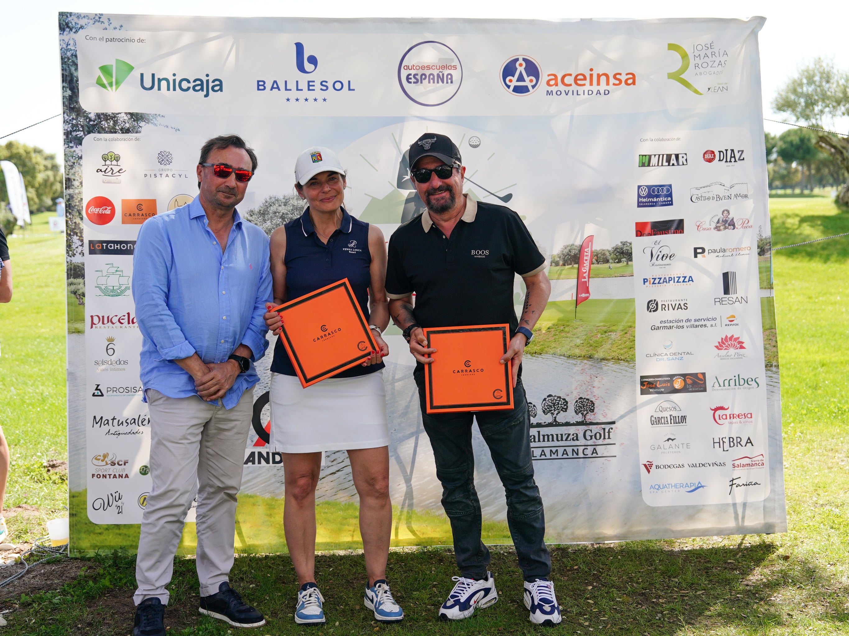 Tanacho Carrasco, director general de Carrasco Guijuelo, entregó a cada uno de los dos ganadores, Raquel Sánchez Aguilar (0.18 centímetros) y Ángel Martín Blanco (0.65 centímetros), una Caja Especial 125 Aniversario de jamón de bellota 100 % ibérico loncheado, cortesía de Carrasco Guijuelo.
