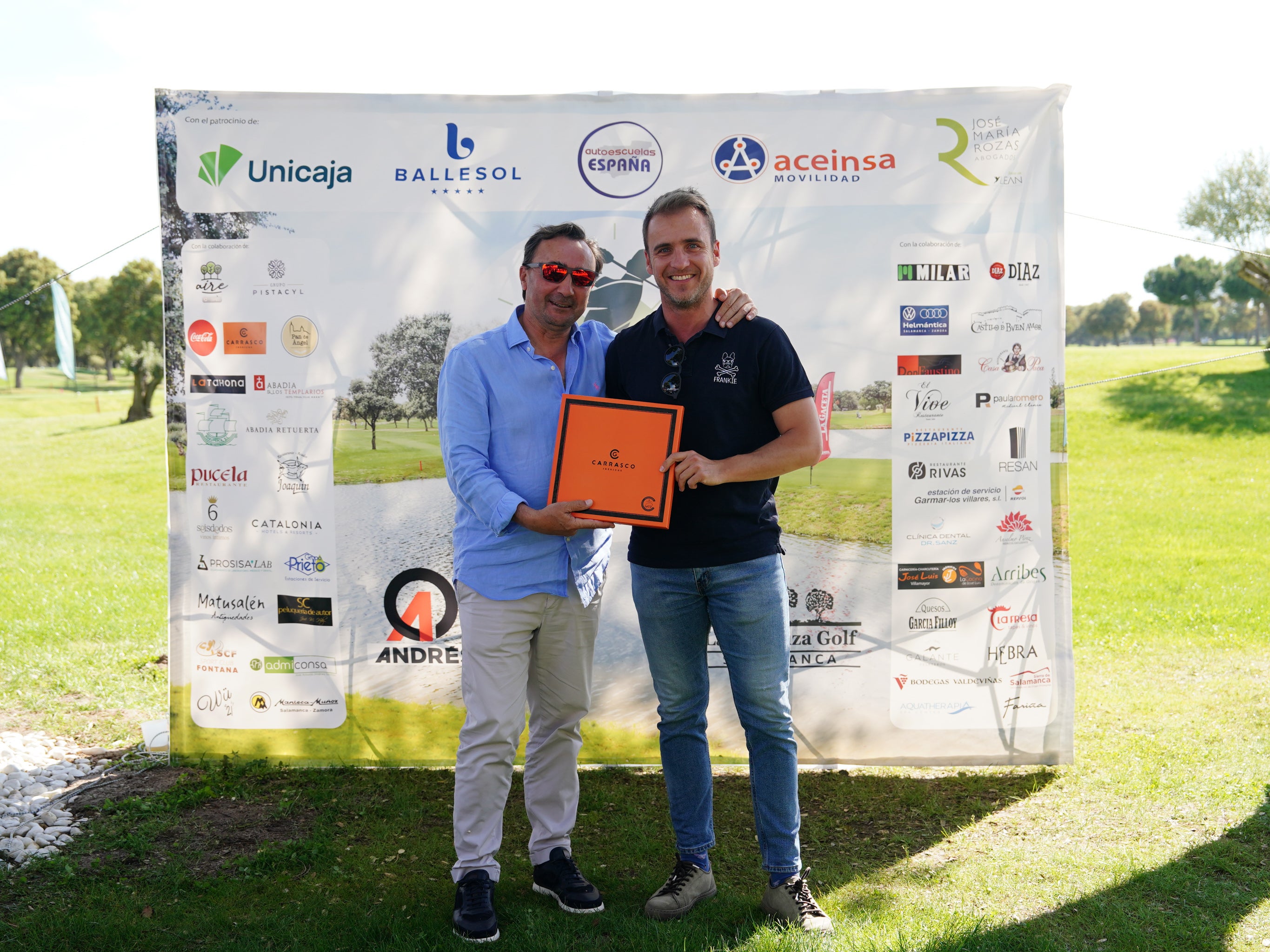 Francisco Iglesias Gil recibió el obsequio de una Caja 125 Aniversario de 5 Blister de jamón ibérico 100 % de Carrasco Guijuelo, que le entregó Tanacho Carrasco, director general de Carrasco Guijuelo.