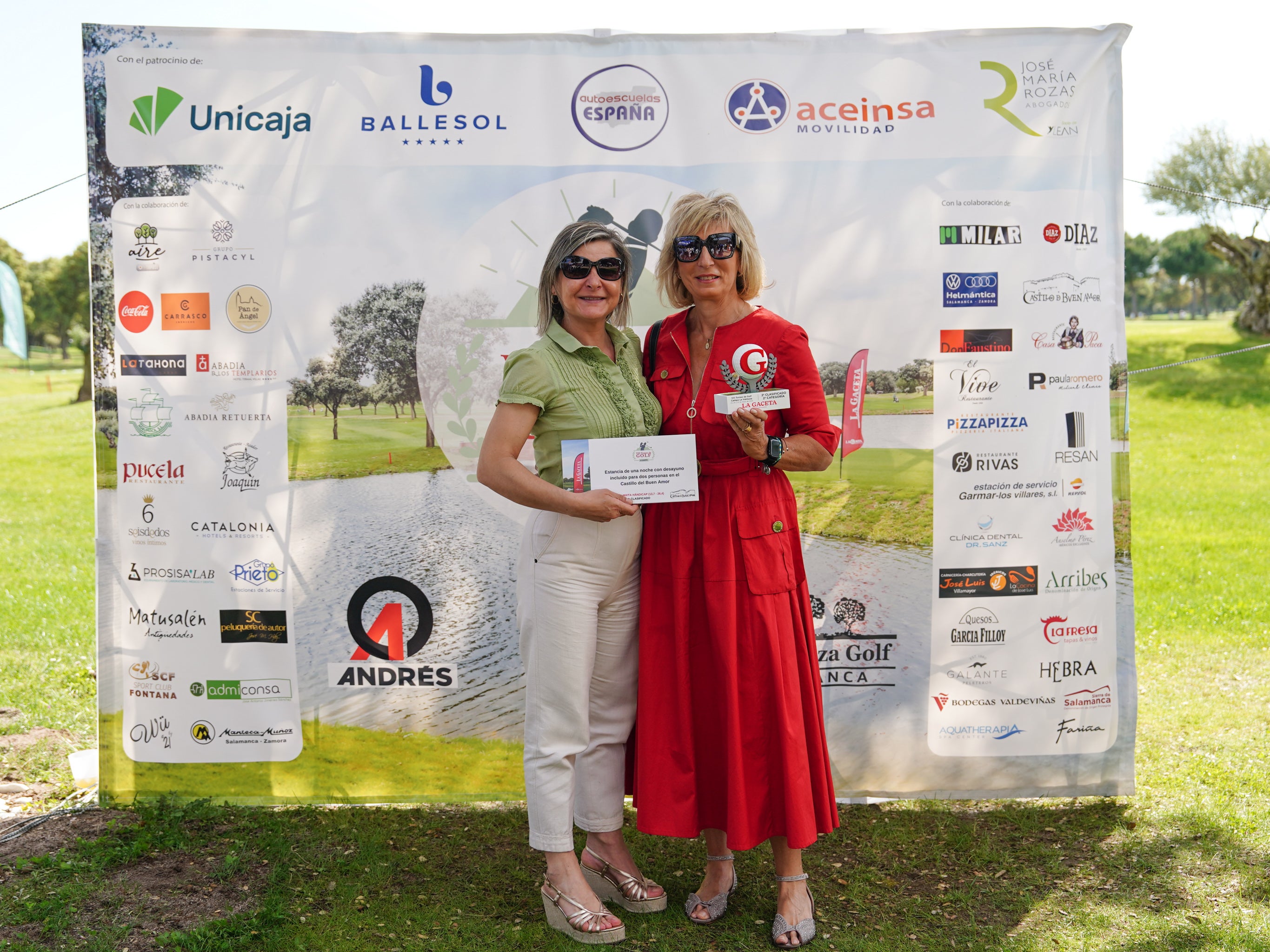 El trofeo y una estancia de una noche con desayuno incluido para dos personas en el Castillo del Buen Amor fueron para María del Pilar Hernández Cabo y Yolanda Cañizal, directora de Residencia Ballesol en Salamanca, hizo la entrega.