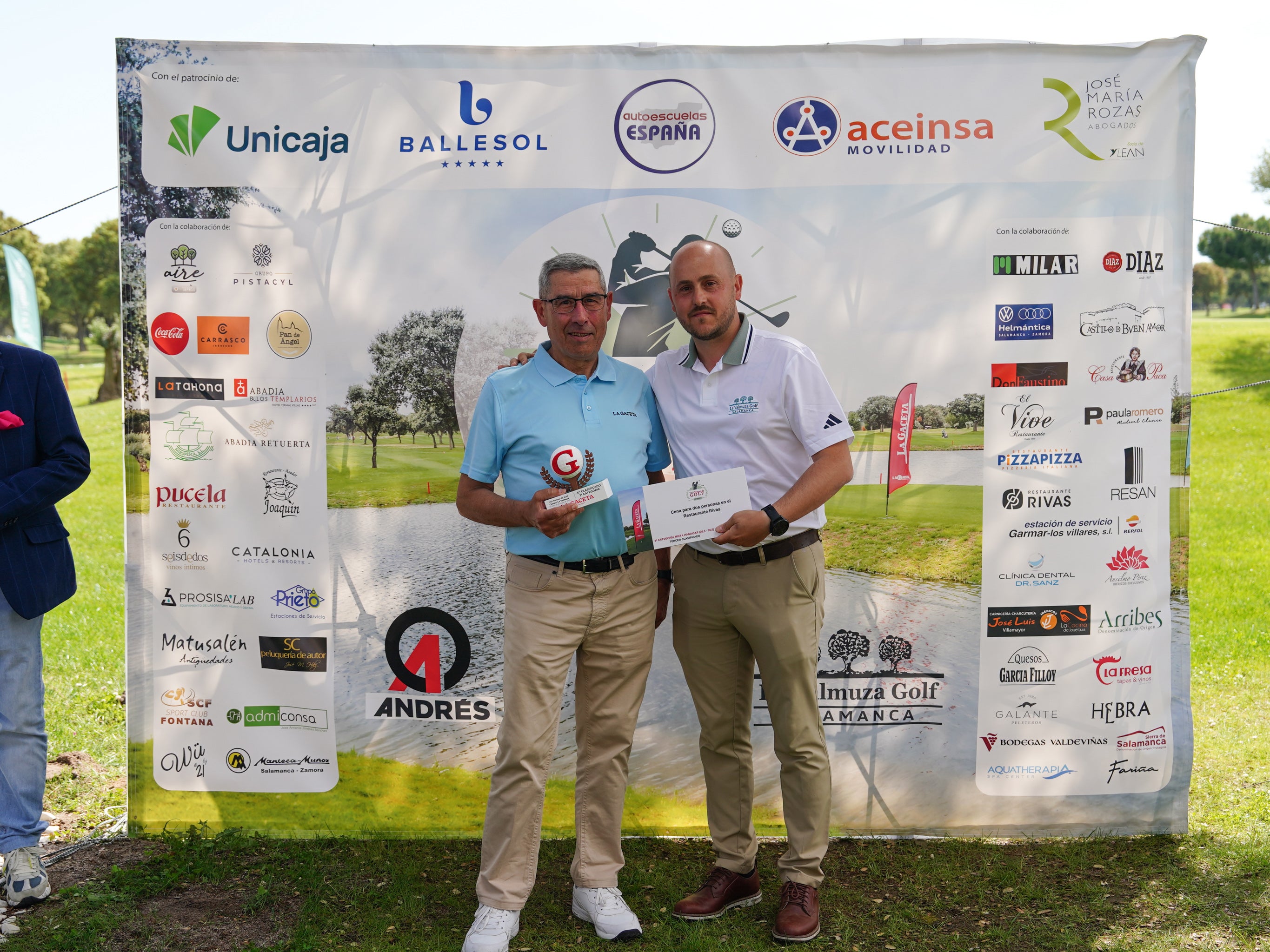 Además del trofeo, Francisco Martín Rodríguez se hizo con un menú degustación para dos personas en el Restaurante Rivas. Alberto Dávila, director de La Valmuza Golf fue quien le hizo la entrega.