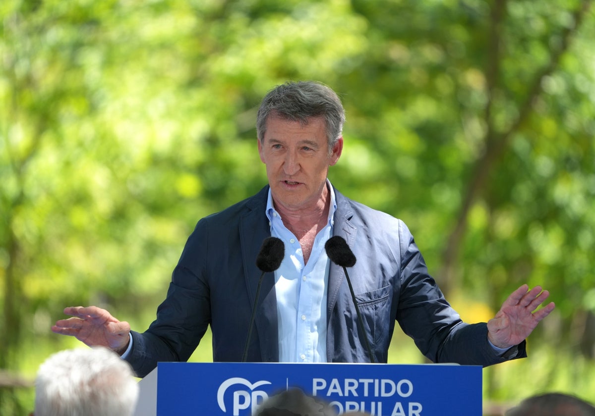 El presidente del Partido Popular, Alberto Núñez Feijóo, interviene durante la romería que organiza el PP provincial de A Coruña.