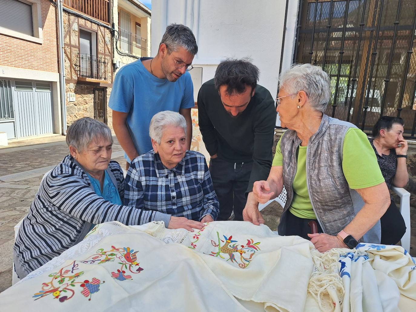 El equilibrio entre hilos y pinturas se une en Garcibuey