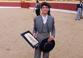 Íñigo Norte, con el premio de triunfador al terminar la final.