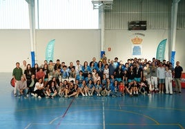 Foto de familia de los participantes.