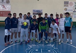Los jugadores del Albense junto a su técnico Óscar González.