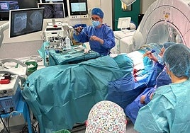 Equipo de Neurocirugía durante una intervención reciente mediante la nueva técnica.