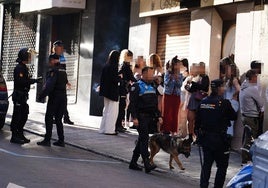 Policía Local y Nacional, durante la intervención.