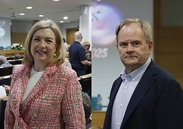 Marina Cordón durante el acto de reconocimiento en el Colegio de Enfermería. Martín Pedraz, instantes antes de recibir el galardón por décadas de trabajo.