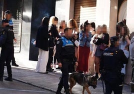 Imagen de la inspección llevada a cabo por la Policía Local y la Policía Nacional este domingo en la Cuesta de Sancti Spíritus.