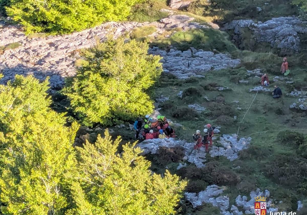 Rescatada una mujer herida durante un simulacro de espeleología en la cueva Torca de los Monteros (Burgos)