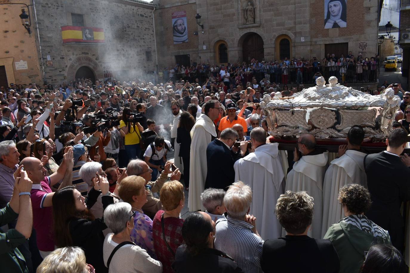 El traslado de la urna de Santa Teresa, en imágenes