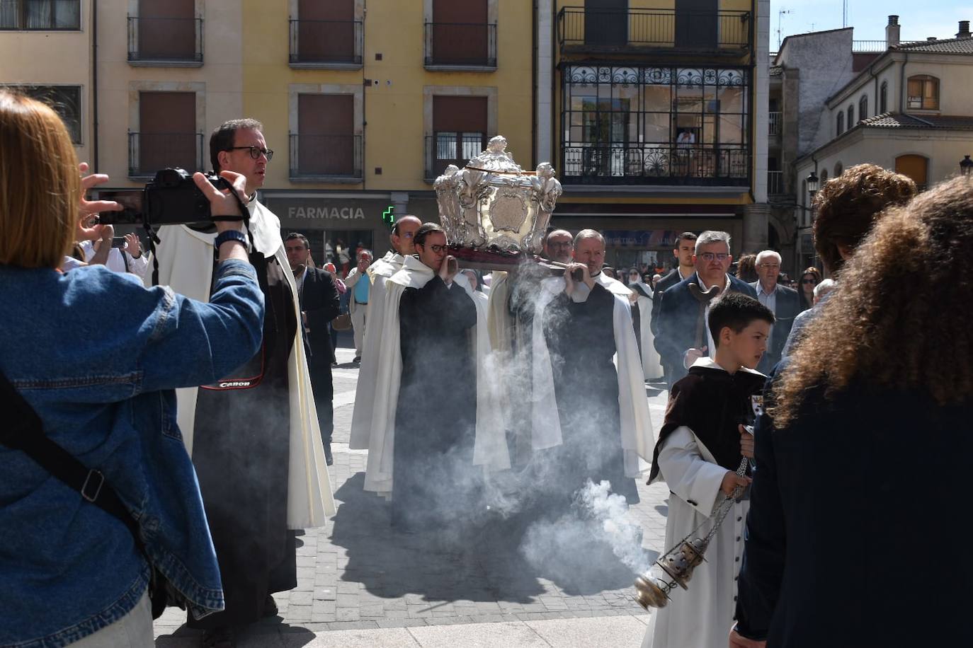 Imagen principal - Los albenses despiden a Santa Teresa en un traslado extraordinario con la urna de plata por las calles de la villa ducal