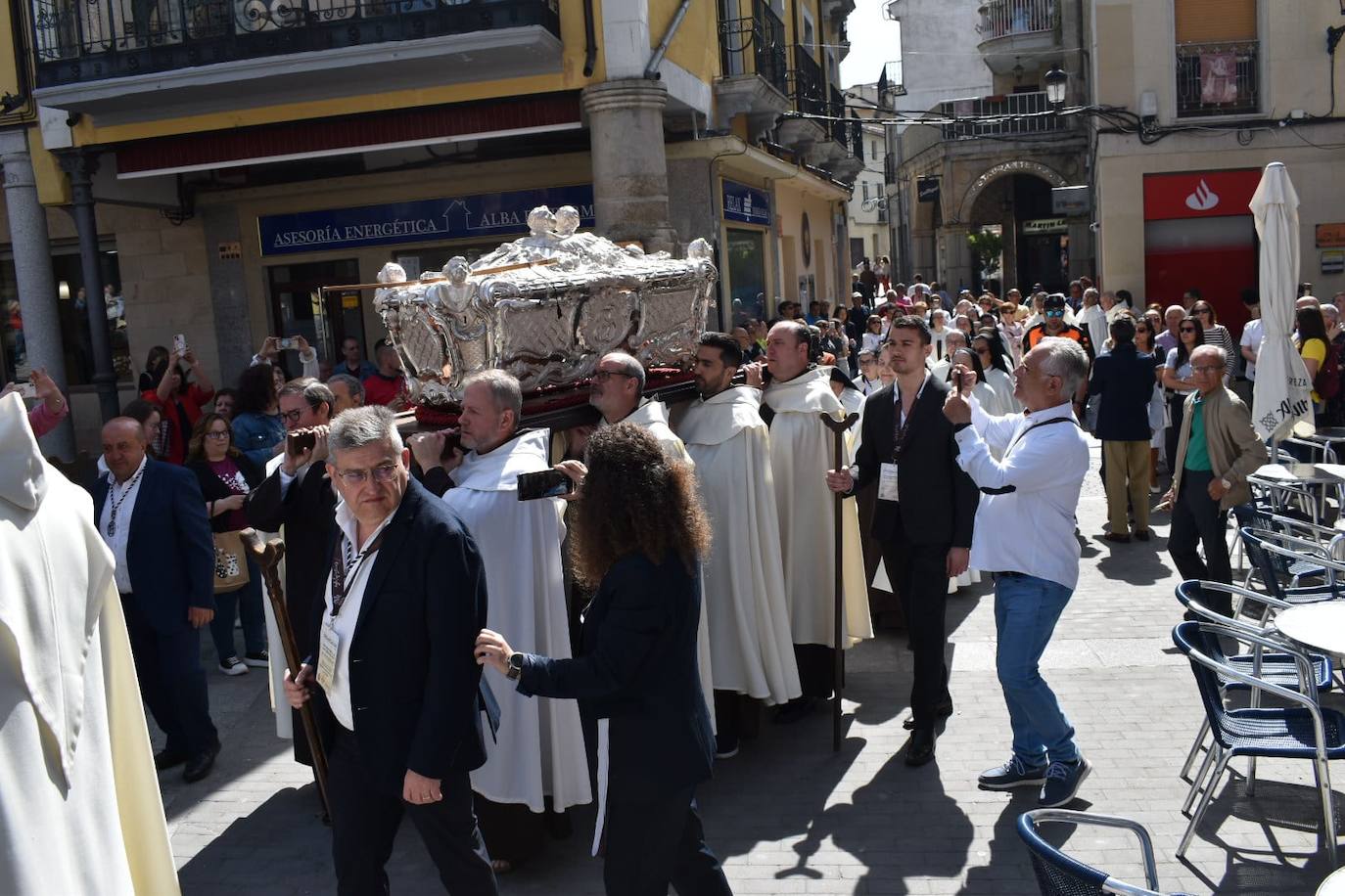 Imagen secundaria 1 - Los albenses despiden a Santa Teresa en un traslado extraordinario con la urna de plata por las calles de la villa ducal