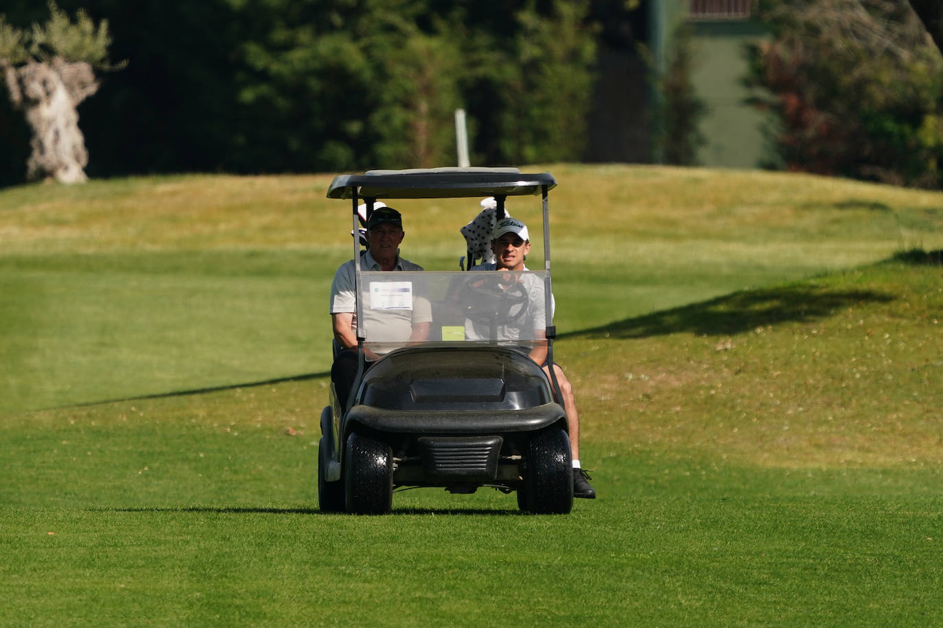 Profesionales y aficionados se lucen en La Valmuza Golf