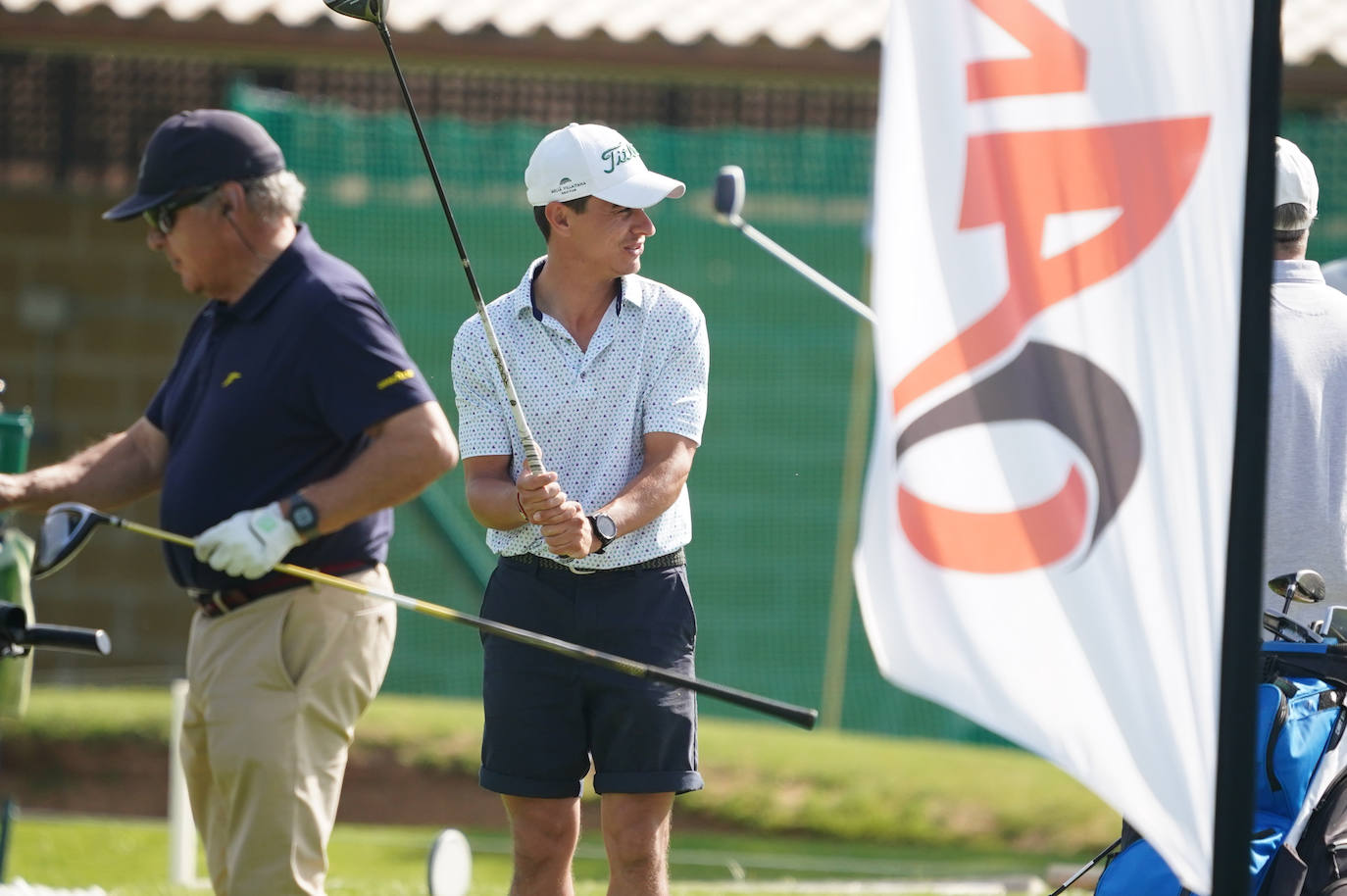 Profesionales y aficionados se lucen en La Valmuza Golf