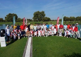 Foto en La Valmuza Golf de parte de los jugadores, personal del club y los caddies