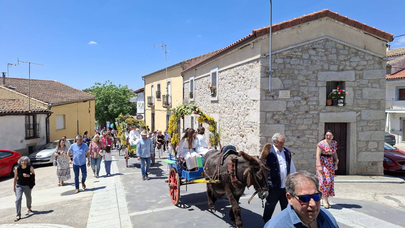 Los Santos celebra el día de la parroquia con la Primera comunión de siete niños