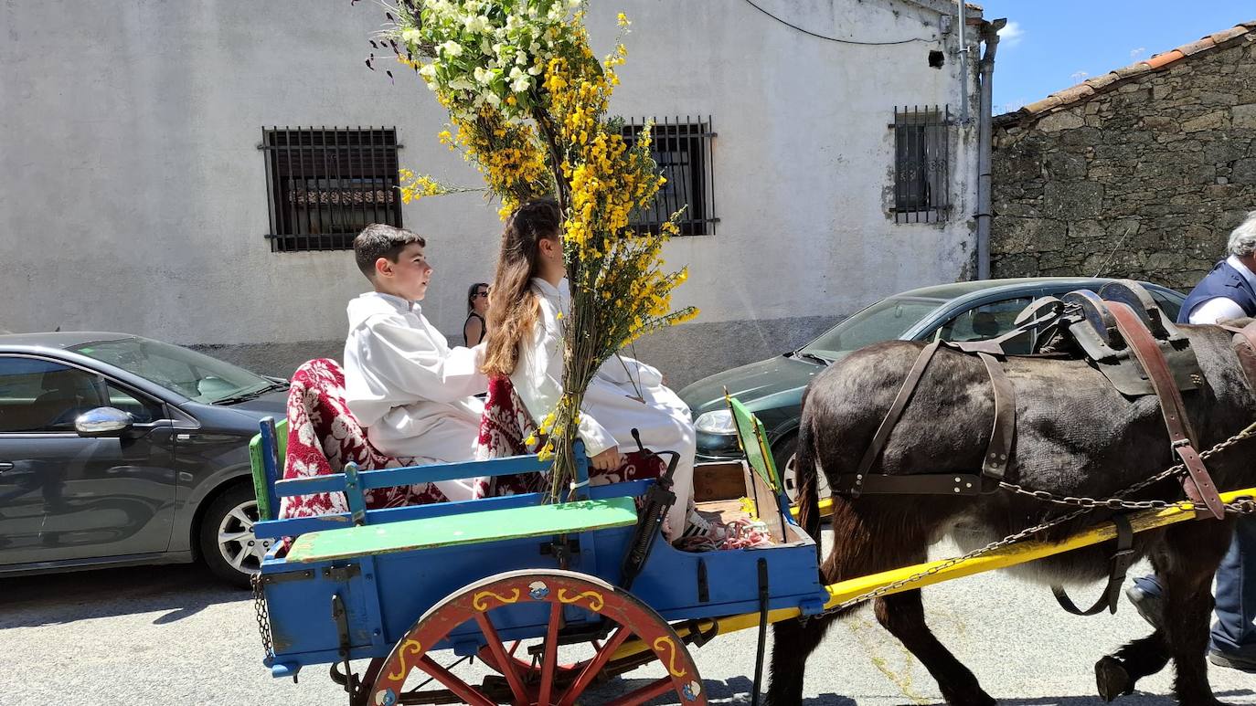 Los Santos celebra el día de la parroquia con la Primera comunión de siete niños