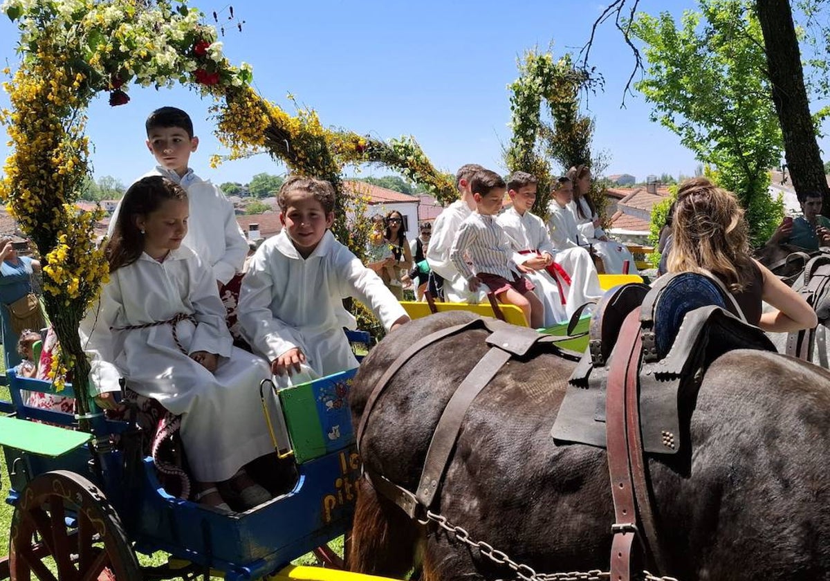 Los Santos celebra el día de la parroquia con la Primera comunión de siete niños