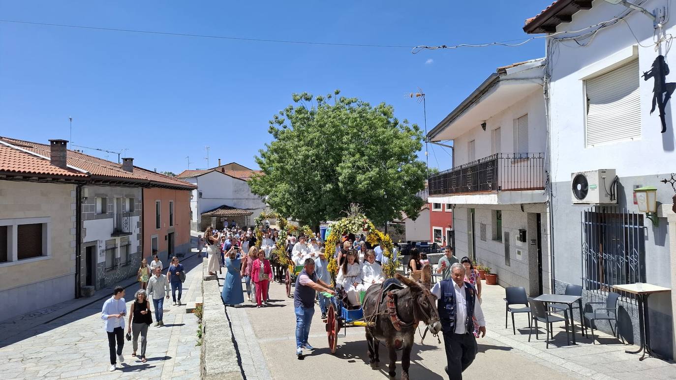 Los Santos celebra el día de la parroquia con la Primera comunión de siete niños