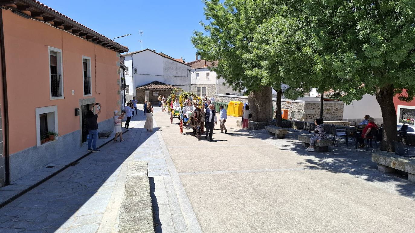 Los Santos celebra el día de la parroquia con la Primera comunión de siete niños