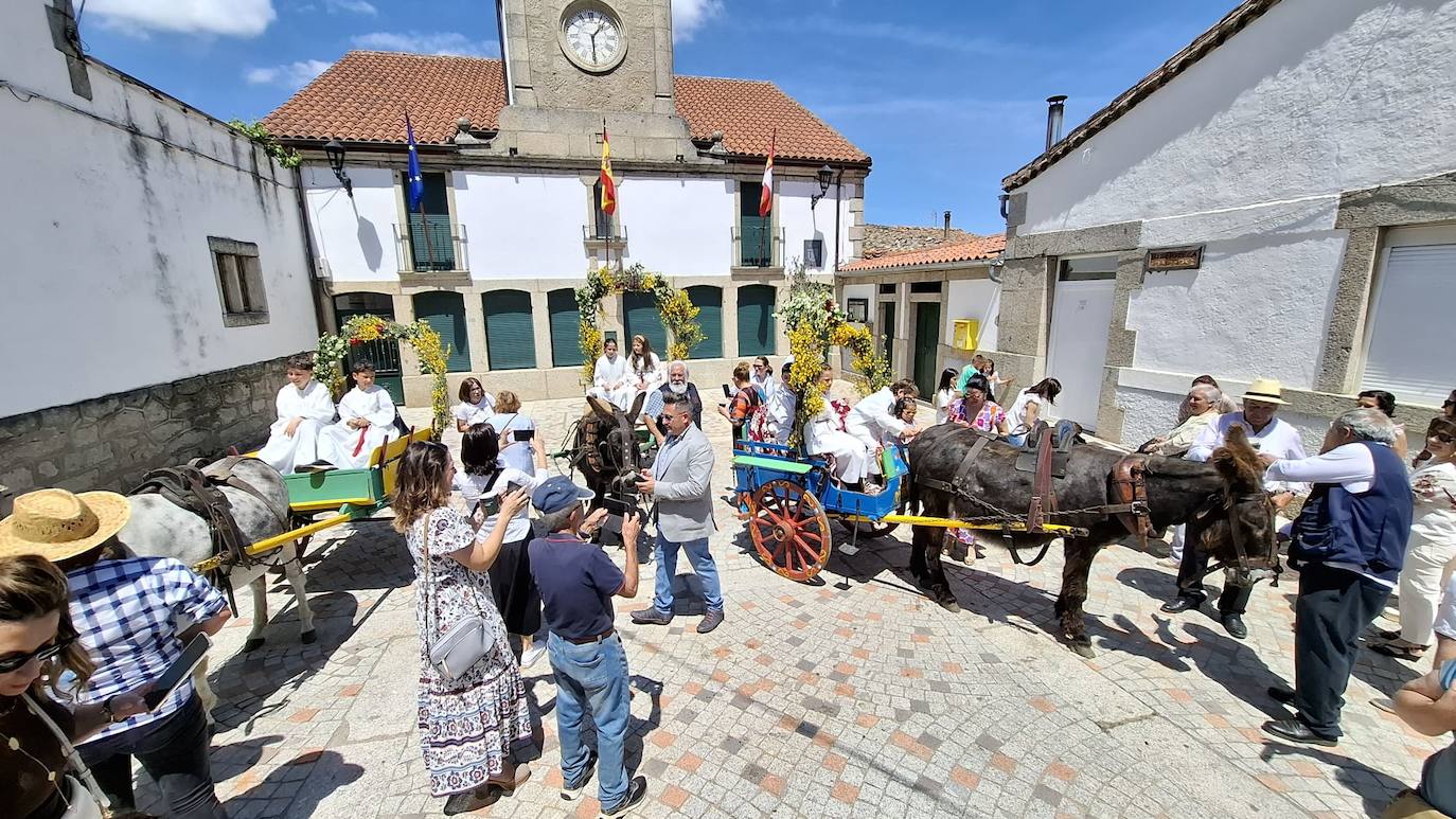 Los Santos celebra el día de la parroquia con la Primera comunión de siete niños