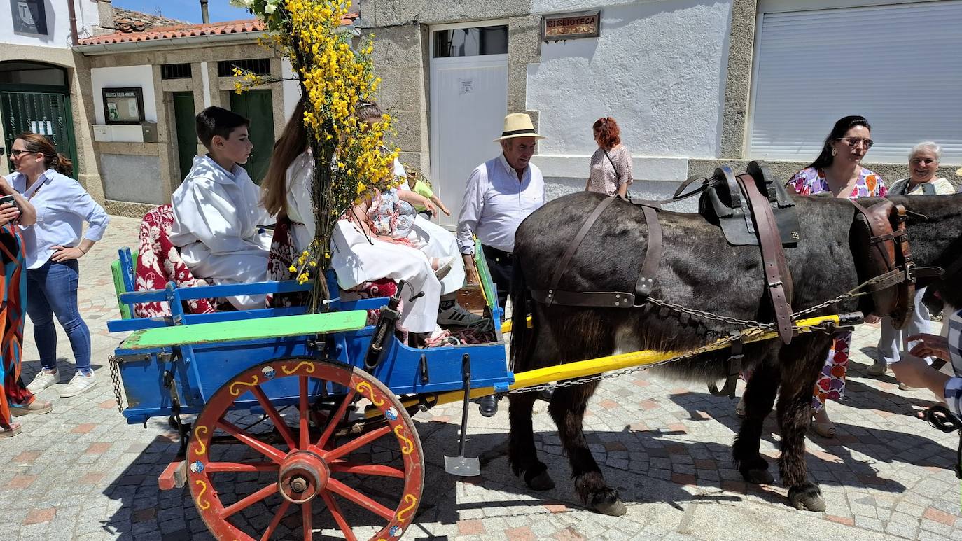 Los Santos celebra el día de la parroquia con la Primera comunión de siete niños