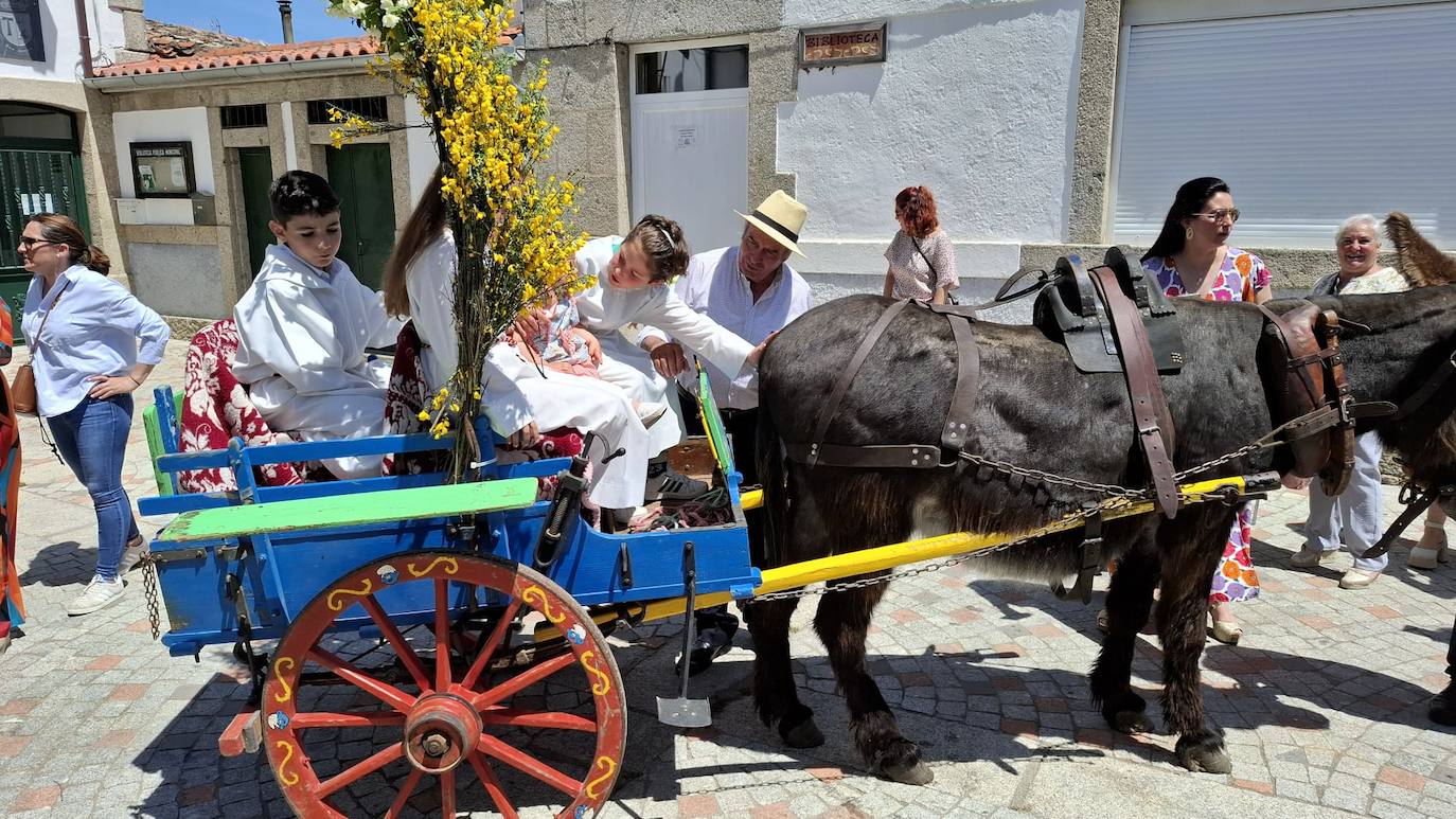 Los Santos celebra el día de la parroquia con la Primera comunión de siete niños