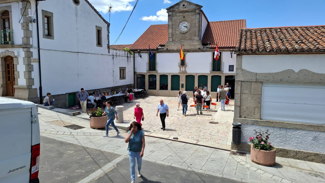 Los Santos celebra el día de la parroquia con la Primera comunión de siete niños