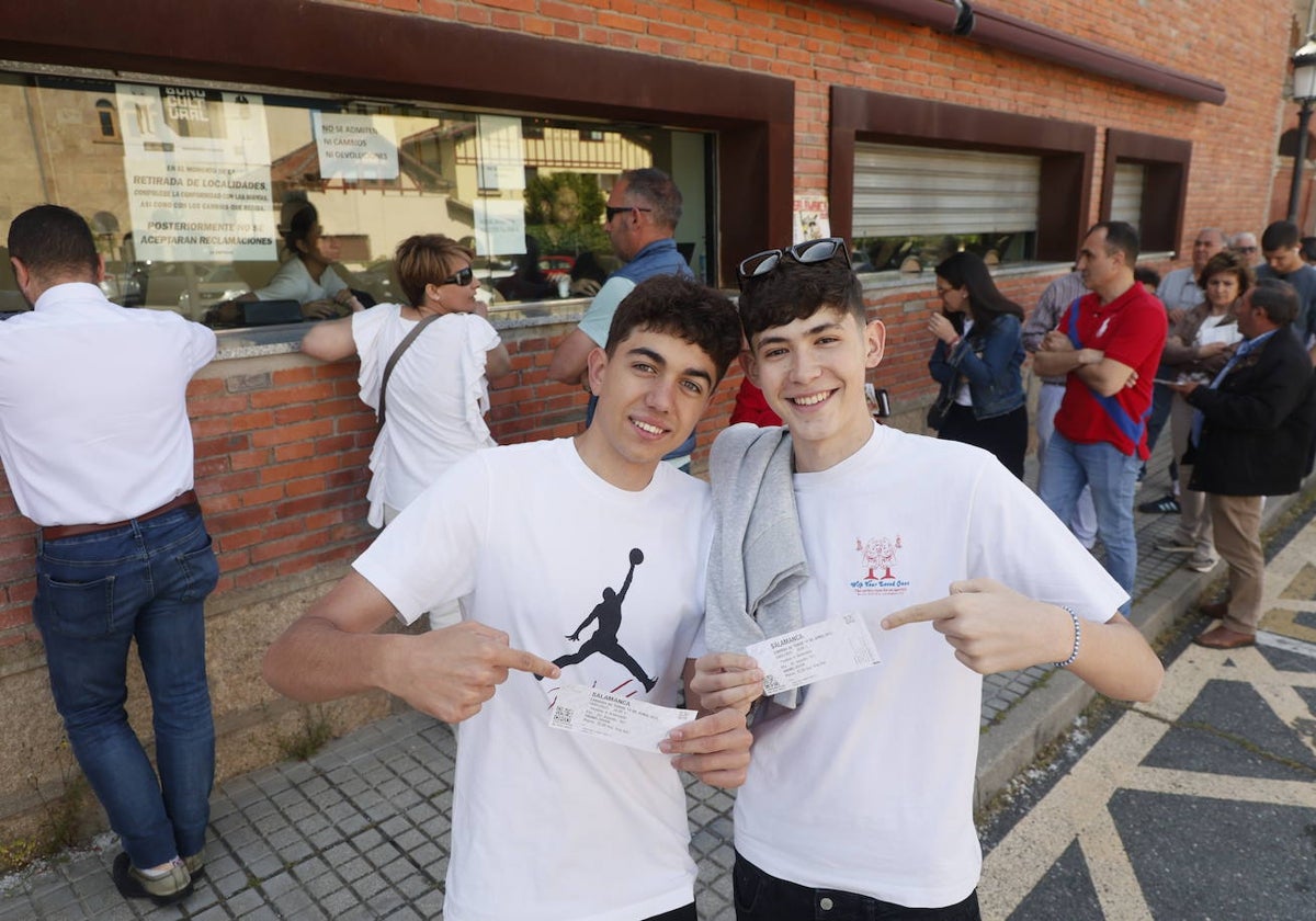 Jóvenes aficionados con sus entradas para la corrida de toros del 14 de junio en La Glorieta.