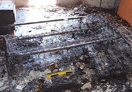 Imagen del incendio de una vivienda calcinada en Santa Marta de Tormes.