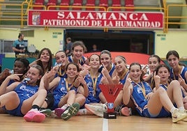 Las jugadoras de Avenida celebran el triunfo sobre el parquet de Würzburg Silvia Domínguez.