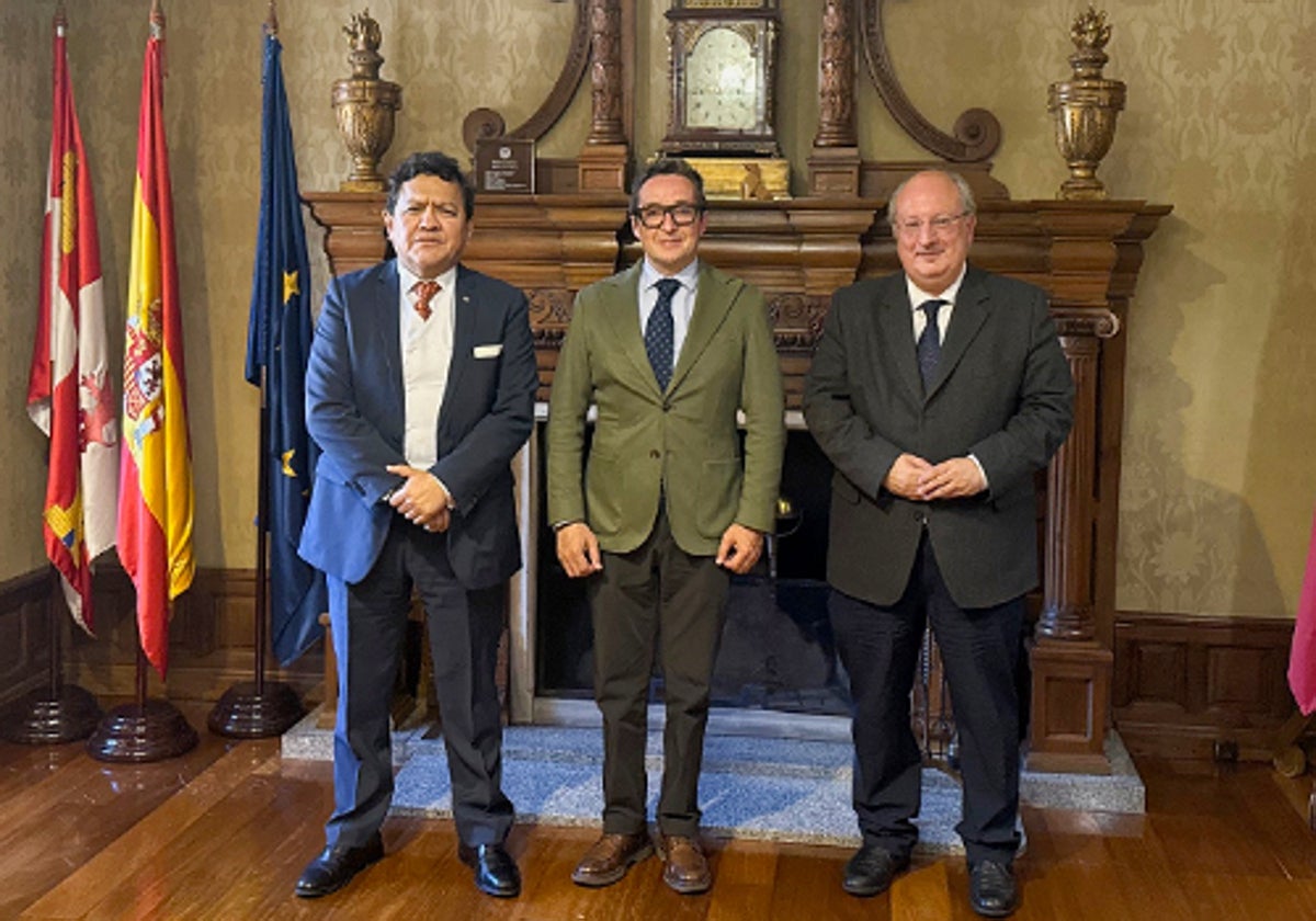 Encuentro del rector con el Consejo Económico y Social y el Parlamento Andino por el V Centenario de la Escuela de Salamanca
