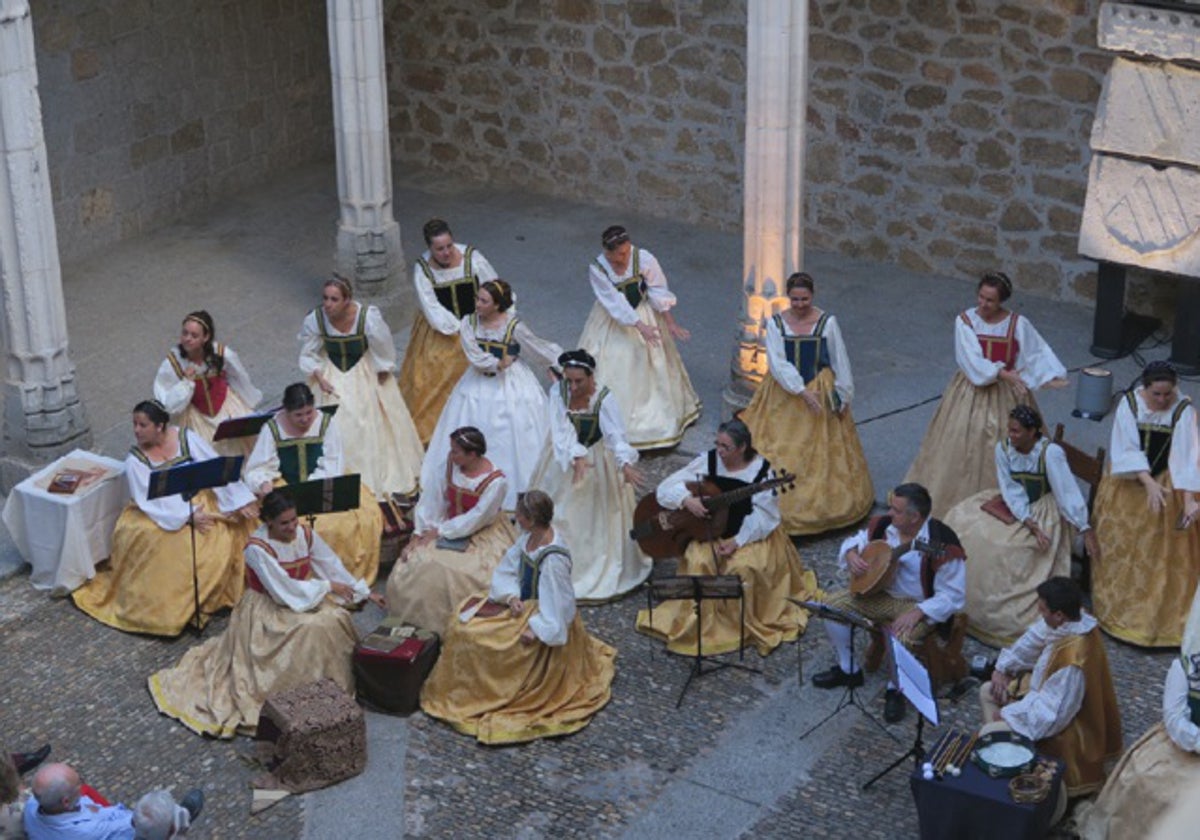 El patio barroco de la Pontificia recupera música de los siglos XV al XVII con la representación de VoKalArs