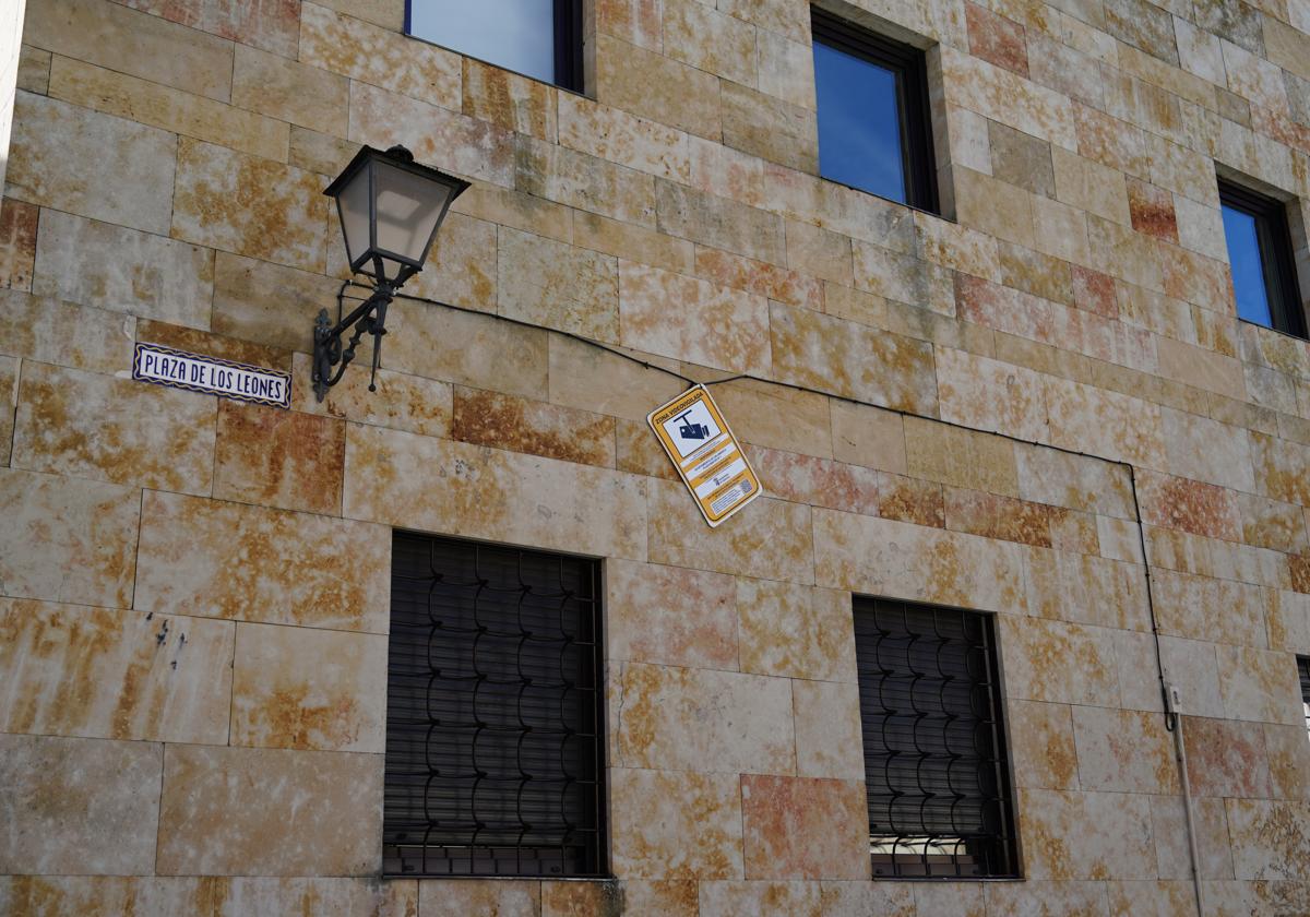 Carteles a punto de caerse