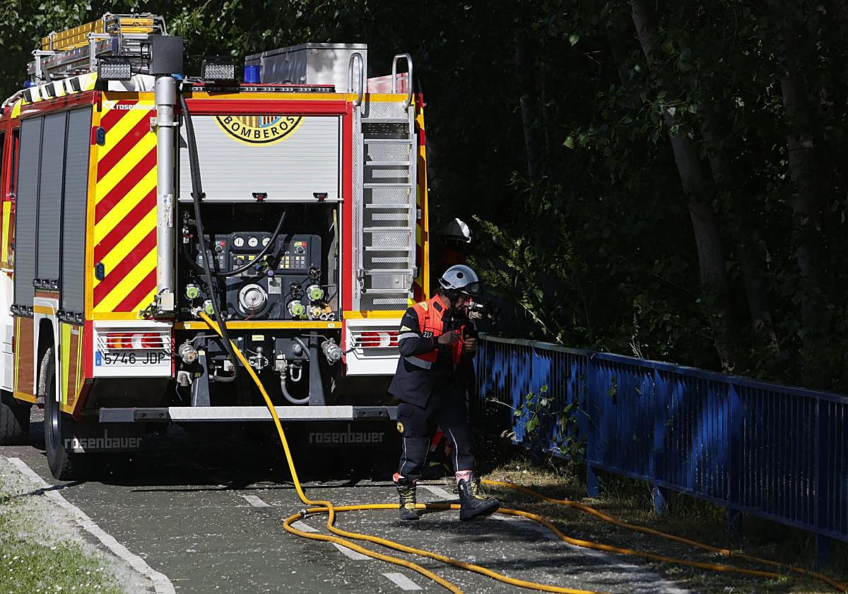 Imagen principal - Los Bomberos sofocan un incendio en el paseo fluvial de El Zurguén