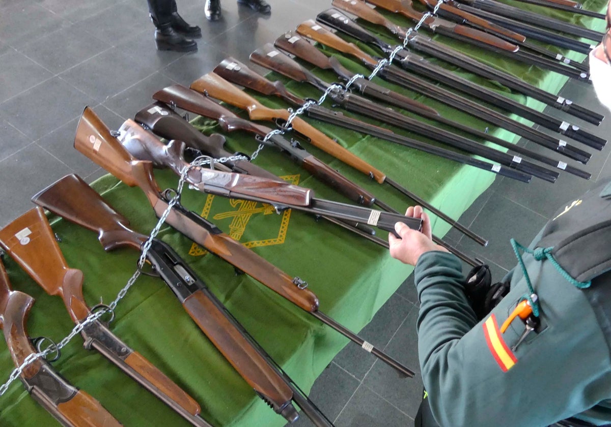 La pareja que utilizaba identidades falsas para vender armas acepta dos años de prisión