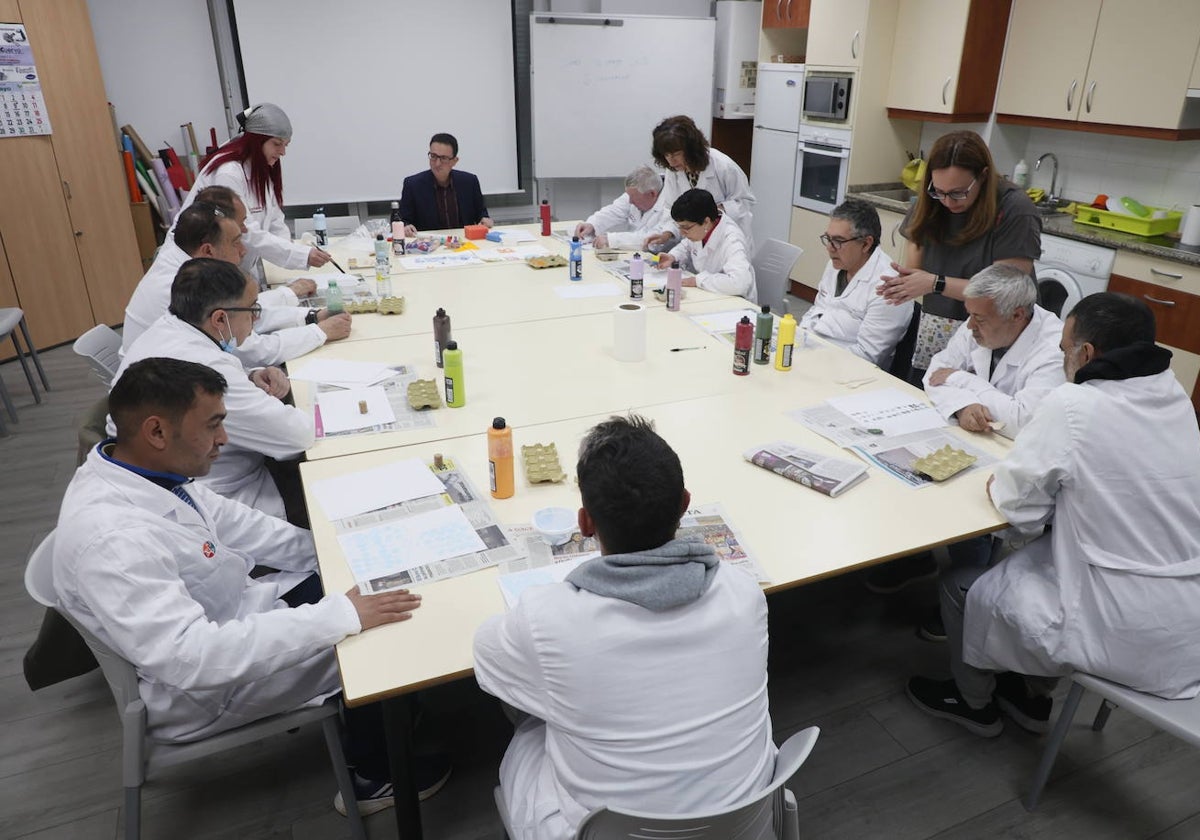 Usuarios de Salud Mental Salamanca en uno de los talleres de la asociación junto a varias monitoras y el director, Roberto Bernal.