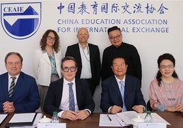 El rector Juan Manuel Corchado, responsables del vicerrectorado de Internacionalización y Cooperación, y representantes de las universidades de Pekín, Tsinghua y la China Education Association for International Exchange (CEAIE).