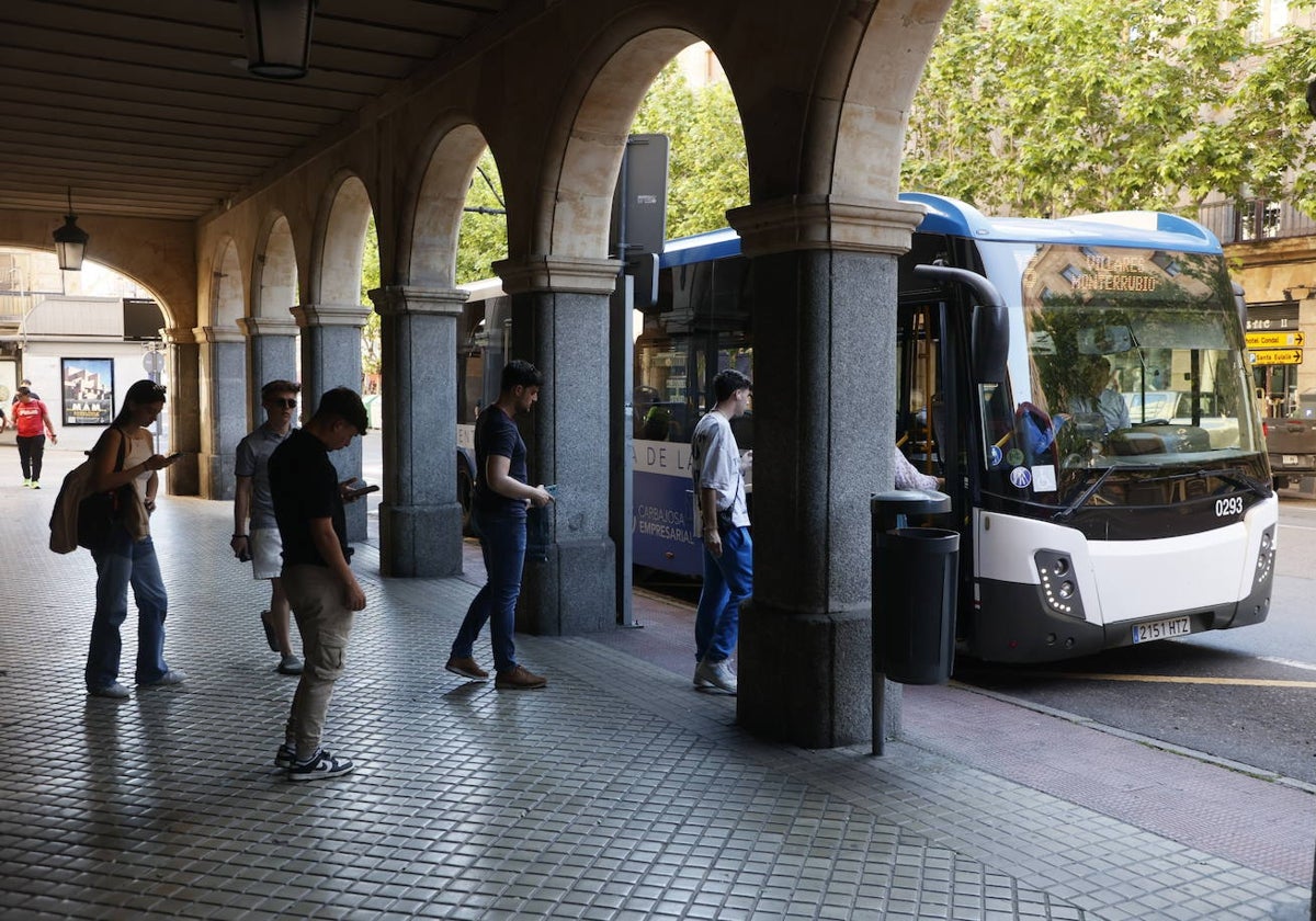 ¿Cómo pueden obtener los menores de 15 años el bono para viajar gratis en los buses de la Junta?