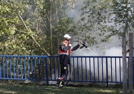 Los Bomberos sofocan un incendio en el paseo fluvial de El Zurguén