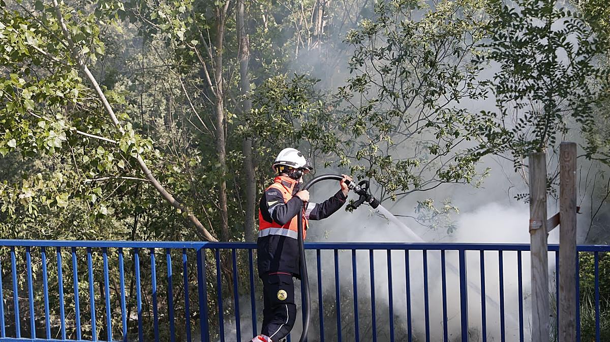 Los Bomberos sofocan un incendio en el paseo fluvial de El Zurguén